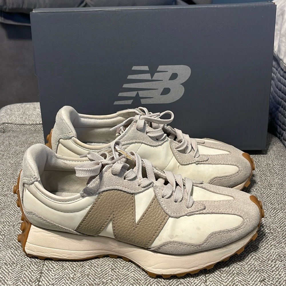 NEW BALANCE 327 sneakers in white and tan  size 7.5